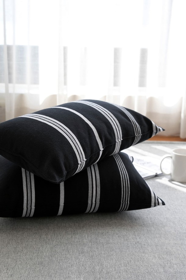 부드러운 오가닉 코튼 소재의 쿠션 겸 베개 커버, 사일런스 블랙을 소개합니다. 침실 인테리어에 미니멀한 스타일을 더해 줄 이 커버는 30x50 사이즈로 제작되었습니다. 섬세한 스트라이프 패턴이 은은한 포인트를 주며, 쿠션과 베개 모두 사용 가능하여 실용적입니다. 블랙 컬러로 어떤 침구에도 잘 어울리며 편안한 휴식을 선사합니다.
