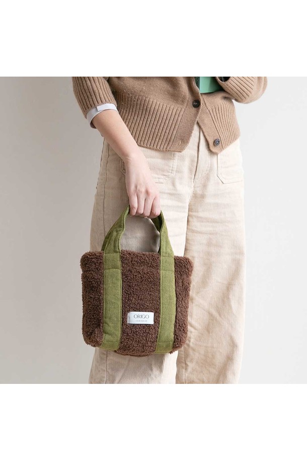 플리스 스퀘어 토트백 4color는 부드러운 플리스 소재로 제작된 여성용 토트백입니다. 미디엄 사이즈의 사각 디자인으로, 손잡이가 있어 실용성을 더했습니다. 세련된 투톤 컬러 배색과 무지 패턴이 특징이며, 블루와 그린 두 가지 색상으로 만나볼 수 있습니다. 미니멀, 클래식, 캐주얼 스타일 모두 소화 가능하며, 데이트룩, 출근룩, 모임룩 등 다양한 TPO에 활용하기 좋습니다.
