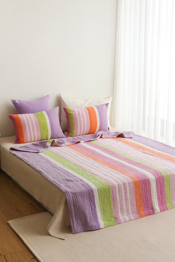 [오리고] 3중직 거즈 이불 겸 스프레드 리시안셔스 Q는 부드러운 촉감의 사계절용 침구입니다. 3중직 거즈 소재로 제작되어 흡습성이 뛰어나 쾌적한 잠자리를 제공하며, 이불과 스프레드로 모두 활용 가능합니다. 리시안셔스 디자인과 스트라이프 무늬가 조화롭게 어우러져 은은한 멋을 더합니다. 퍼플, 오렌지, 핑크, 그린 등 다채로운 컬러 옵션으로 침실 분위기를 화사하게 연출할 수 있습니다. Q 사이즈로 제작되어 다양한 침대에 적합합니다.
