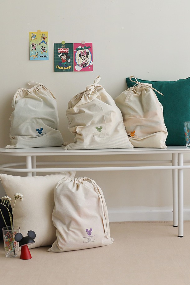 [오리고][디즈니] 미키 자수 3중 거즈블랭킷 4color는 부드러운 면 소재로 제작된 디즈니 미키마우스 자수 디자인의 블랭킷입니다. 100x150cm 크기로, 흡습, 속건, 통기 기능이 있어 유아용 여름 이불, 유모차 담요, 사무실/차량용 담요 등 다용도로 활용 가능합니다. Cozy Frame, Melow Mango, Varadero Beach, Check Point 4가지 컬러로 제공됩니다. 면 끈 파우치가 포함되어 있으며, 세탁 후 85-90% 수축될 수 있습니다. 2-3회 세탁 후 보풀이 감소합니다.
