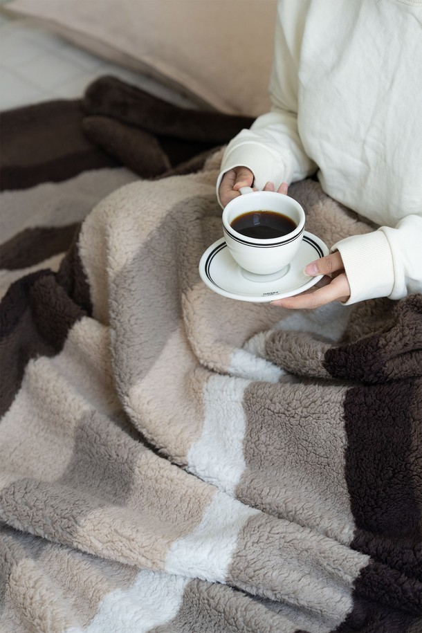 [오리고] 플리스 블랭킷 L 175 x 225는 부드러운 플리스 소재로 제작되어 포근한 촉감을 선사하는 블랭킷입니다. 짙은 브라운 컬러의 무지 디자인으로 어떤 인테리어에도 잘 어울리며, 가을과 겨울철에 따뜻하게 사용하기 좋습니다. 두꺼운 두께감으로 보온성을 높였으며, 넉넉한 L사이즈(175 x 225)로 넉넉하게 사용할 수 있습니다. 일상생활에서 편안함과 따뜻함을 더해주는 베이직 스타일의 플리스 블랭킷입니다.
