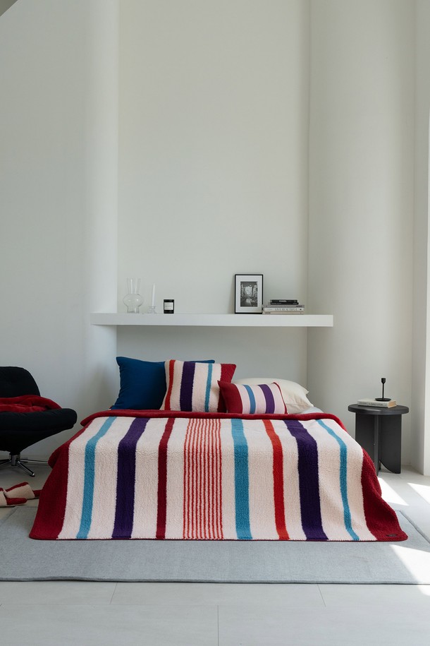 [오리고] 플리스 블랭킷 L 175 x 225는 부드러운 플리스 소재로 제작된 실내용 블랭킷입니다. 베이직한 디자인에 스트라이프 무늬가 더해져 포근한 느낌을 줍니다. 175 x 225 사이즈로 넉넉하게 사용할 수 있으며, 두꺼운 두께로 뛰어난 보온성을 제공하여 가을, 겨울철 따뜻하게 사용할 수 있습니다. 화이트, 레드, 블루, 네이비 4가지 컬러로 출시되어 취향에 맞게 선택 가능합니다. 온 가족이 함께 사용할 수 있는 공용 제품입니다.
