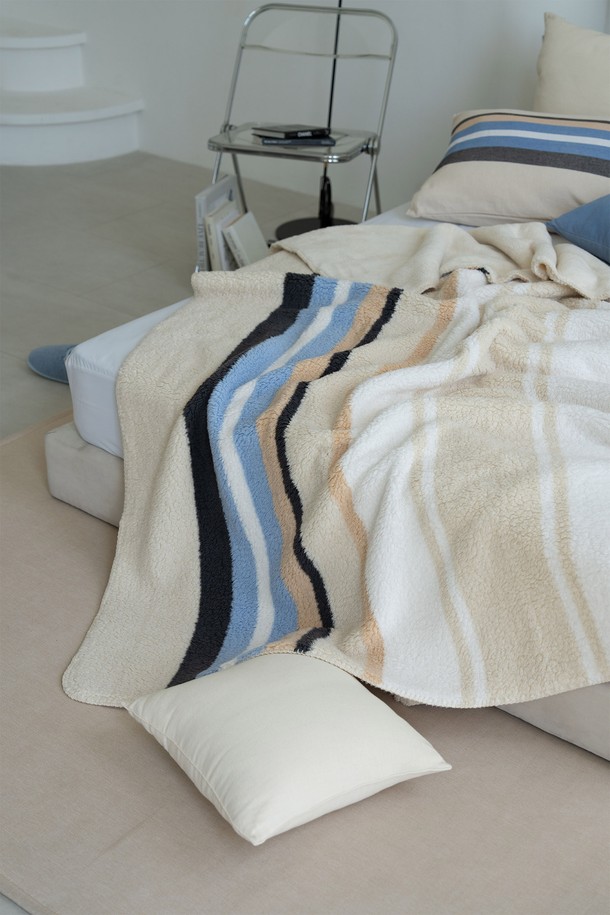 [오리고] 플리스 블랭킷 L 175 x 225는 부드러운 플리스 소재로 제작되어 포근한 보온성을 제공하는 블랭킷입니다. 베이지, 블루, 네이비 세 가지 색상으로 제공되며, 스트라이프 패턴이 특징입니다. 넉넉한 L 사이즈(175 x 225)로 넉넉하게 사용할 수 있습니다. 두꺼운 두께감으로 겨울철에도 따뜻하게 사용할 수 있으며, 일상생활에서 활용하기 좋습니다. 부드러운 촉감으로 편안함을 더하여, 포근한 휴식을 취할 수 있도록 도와줍니다.
