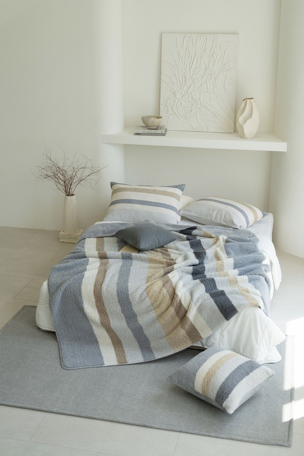 [오리고] 플리스 블랭킷 L 175 x 225는 부드러운 촉감과 뛰어난 보온성을 자랑하는 플리스 소재의 블랭킷입니다. 그레이와 베이지 두 가지 색상으로 제공되며, 가을과 겨울철에 사용하기 적합합니다. 스트라이프 패턴으로 디자인되어 따뜻하고 포근한 분위기를 연출합니다. 넉넉한 175 x 225 사이즈로 넉넉하게 사용할 수 있으며, 두꺼운 두께로 더욱 따뜻하게 감싸줍니다. 일상생활에서 편안하게 사용할 수 있는 블랭킷입니다.
