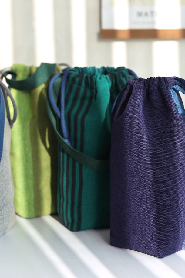 FW ver. 리바이브 시리즈 롱 텀블러 파우치 백 4종은 여성 고객을 위해 디자인된 가방입니다. 면 소재를 사용하여 제작되었으며, 미디엄 사이즈의 원통형 텀블러 파우치로, 보온 및 수납 기능을 제공합니다. 레오파드, 고래, 거북이 무늬로 포인트를 주었으며, 끈 디테일과 조임용 끈 잠금 방식으로 실용성을 더했습니다. 친환경, 자연 염색, 수공예 방식으로 제작되었으며, 유해 물질 무첨가 및 에코텍스 스탠다드 100 인증을 받은 제품입니다. 컬러풀 플래닛 캠페인과 업사이클링 소재를 활용하여 제작되어 산책룩, 동네 마실룩, 여행룩 등 캐주얼, 미니멀, 클래식 스타일을 즐겨 입는 고객에게 적합합니다.
