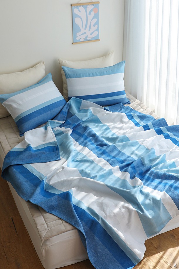 [오리고] 홑이불 겸 스프레드 160x215cm - 소파커버 퓨어스카이는 100% 유기농 수제 면으로 제작되어 부드러운 촉감을 자랑합니다. 시원한 스카이블루, 화이트, 실버그레이 색상의 스트라이프 패턴은 여름 하늘과 구름을 연상시키며, 미니멀한 스타일을 연출합니다. 흡습 기능이 있어 쾌적하게 사용할 수 있으며, 홑이불, 소파커버, 피크닉 매트 등 다용도로 활용 가능합니다. 세탁할수록 더욱 부드러워지는 특징을 가지고 있습니다. 160x215cm 사이즈로 제작되었습니다.
