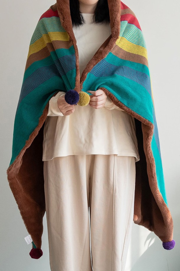 극세사 벨보아 니트방울 블랭킷 피콕스윙은 부드러운 극세사와 벨보아 소재로 제작되어 포근한 촉감을 선사합니다. 레드, 그린, 블루 컬러의 스트라이프 패턴이 캐주얼한 분위기를 연출하며, 니트방울 장식이 포인트를 더합니다. 두께감이 있어 가을과 겨울철 보온성을 높여주며, 일상생활에서 편안하게 사용할 수 있습니다.
