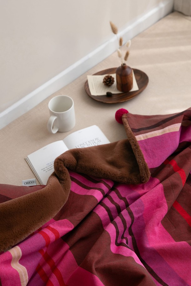 극세사 벨보아 니트방울 블랭킷 다알리아레드는 부드러운 극세사와 벨보아 소재를 사용하여 포근함을 선사합니다. 짙은 다알리아레드 컬러와 니트방울 디테일이 돋보이는 블랭킷으로, 가을과 겨울철 따뜻함을 더해줍니다. 두꺼운 두께로 보온성이 뛰어나 일상생활에서 넉넉하게 사용하기 좋습니다. 포근한 촉감으로 편안한 휴식을 취할 수 있으며, 베이직한 디자인으로 어디든 잘 어울립니다.
