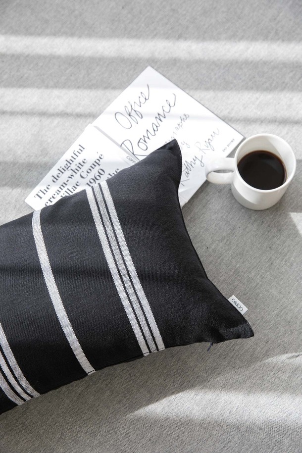 부드러운 오가닉 코튼 소재의 쿠션 겸 베개 커버, 사일런스 블랙을 소개합니다. 침실 인테리어에 미니멀한 스타일을 더해 줄 이 커버는 30x50 사이즈로 제작되었습니다. 섬세한 스트라이프 패턴이 은은한 포인트를 주며, 쿠션과 베개 모두 사용 가능하여 실용적입니다. 블랙 컬러로 어떤 침구에도 잘 어울리며 편안한 휴식을 선사합니다.
