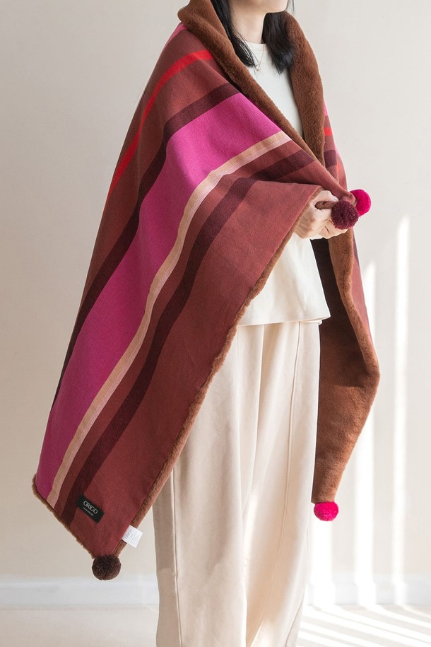 극세사 벨보아 니트방울 블랭킷 다알리아레드는 부드러운 극세사와 벨보아 소재를 사용하여 포근함을 선사합니다. 짙은 다알리아레드 컬러와 니트방울 디테일이 돋보이는 블랭킷으로, 가을과 겨울철 따뜻함을 더해줍니다. 두꺼운 두께로 보온성이 뛰어나 일상생활에서 넉넉하게 사용하기 좋습니다. 포근한 촉감으로 편안한 휴식을 취할 수 있으며, 베이직한 디자인으로 어디든 잘 어울립니다.
