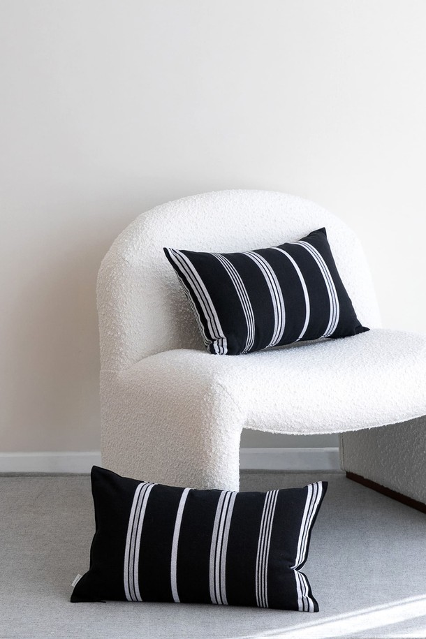 부드러운 오가닉 코튼 소재의 쿠션 겸 베개 커버, 사일런스 블랙을 소개합니다. 침실 인테리어에 미니멀한 스타일을 더해 줄 이 커버는 30x50 사이즈로 제작되었습니다. 섬세한 스트라이프 패턴이 은은한 포인트를 주며, 쿠션과 베개 모두 사용 가능하여 실용적입니다. 블랙 컬러로 어떤 침구에도 잘 어울리며 편안한 휴식을 선사합니다.
