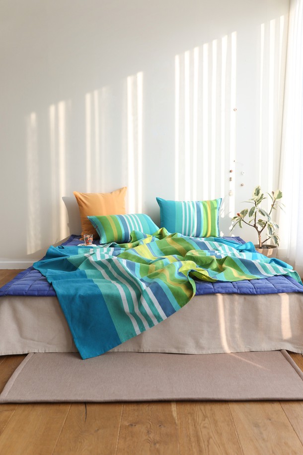 [오리고] 홑이불 겸 스프레드, 소파커버 티티카카투더스카이는 시원한 여름을 위한 침구 및 소품입니다. 부드러운 면 소재에 수작업 직조 방식으로 제작되어 은은한 멋을 더합니다. 티티카카 호수의 풍경을 모티브로 한 디자인은 자연스러운 색상 그라데이션과 하늘, 호수의 반사 이미지를 담아 시원함을 선사합니다. 얇고 가벼운 두께로 홑이불, 스프레드, 소파커버, 피크닉 매트 등 다용도로 활용 가능하며, 캠핑용품으로도 적합합니다. 친환경 소재와 천연 염색, 포름알데히드 및 중금속 무첨가, 에코텍스 인증으로 안심하고 사용할 수 있습니다.
