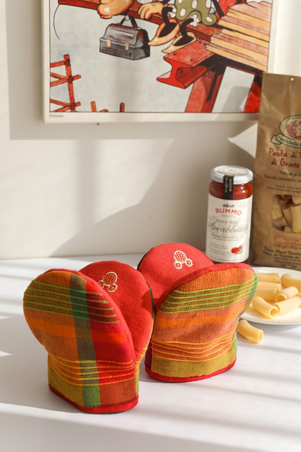 [오리고][디즈니] 미키 미니 주방장갑은 사랑스러운 디즈니 캐릭터 디자인으로 주방에 즐거움을 더합니다. 수공예 면과 유기농 면 소재를 사용하여 부드럽고 편안하며, 방열 기능을 갖춰 안전하게 요리할 수 있습니다. GOTS 인증을 받은 친환경 제품으로, 레드, 오렌지, 그린 3가지 색상 중 선택 가능하며, 귀여운 체크 및 캐릭터 패턴이 돋보입니다. (앞면: 14X16cm, 뒷면: 14X14cm)
