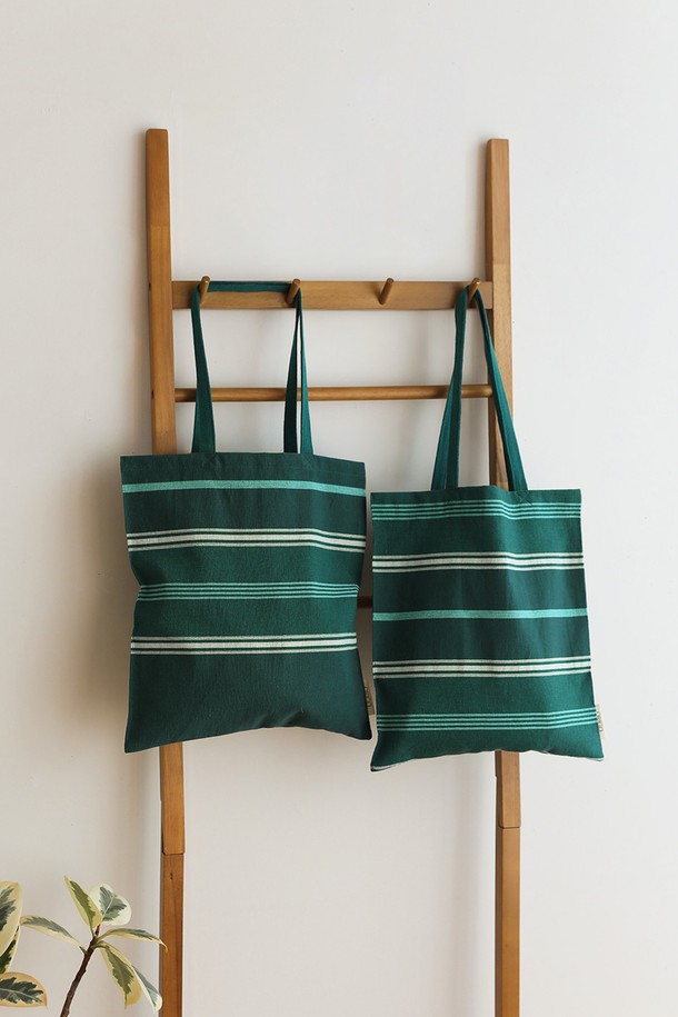 [오리고] 에코백 오가닉코튼 필더포레스트는 GOTS 인증을 받은 오가닉코튼으로 제작되어 친환경적인 가치를 더한 에코백입니다. 자연을 담은 포레스트 패턴과 랜덤으로 배치된 디자인은 개성 넘치는 스타일을 연출합니다. 수공예 면사를 사용하여 부드러운 질감을 살렸으며, 38cm x 37cm의 미디엄 사이즈로 쇼핑이나 일상생활에서 활용하기 좋습니다. 사각 형태의 디자인과 오픈형 잠금 방식으로 실용성을 높였으며, 2cm x 64cm 스트랩으로 편안하게 어깨에 멜 수 있습니다. 캐주얼, 미니멀, 에스닉 스타일의 쇼핑룩과 산책룩에 매치하여 자연스러운 멋을 더해보세요.
