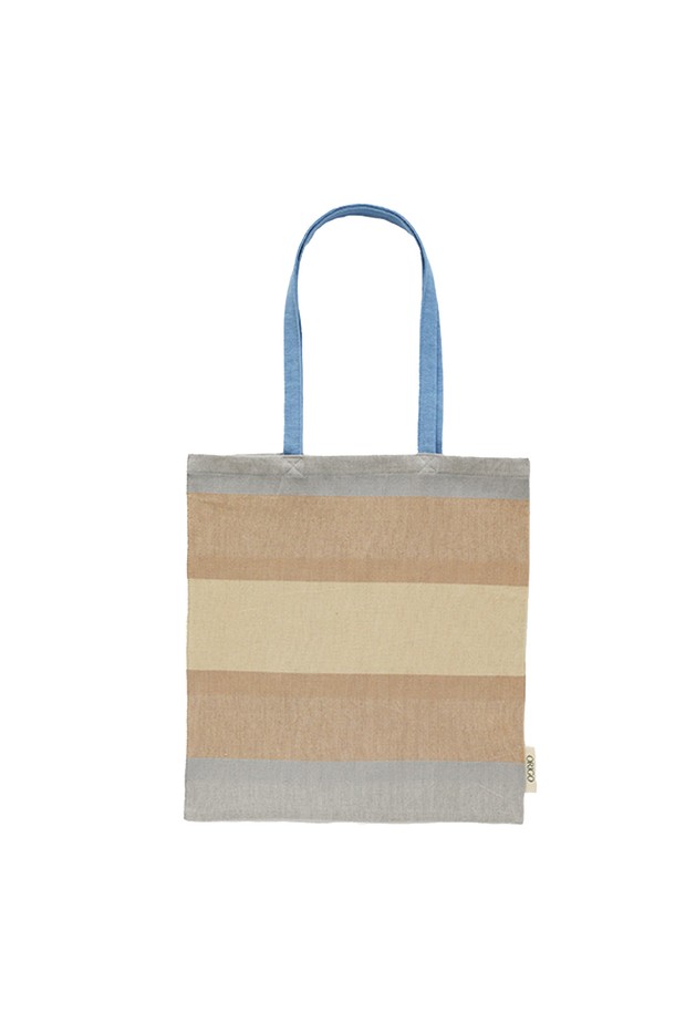 [오리고] 에코백 오가닉코튼 썬키스드워터 2종은 여성 및 남성 모두 사용 가능한 미디엄 사이즈의 에코백입니다. 블루와 베이지 두 가지 색상으로 제공되며, 오가닉 코튼 소재로 제작되어 부드러운 캔버스 두께감을 자랑합니다. A4 사이즈 수납이 가능하며, 손잡이가 있어 편리하게 사용 가능합니다. 미니멀하고 베이직한 디자인으로 쇼핑룩, 산책룩 등 다양한 TPO에 잘 어울립니다. GOTS 및 Oeko-tex Standard 100 인증을 받은 친환경 제품이며, 핸드메이드 수제 직조 방식으로 제작되어 내구성이 뛰어납니다.
