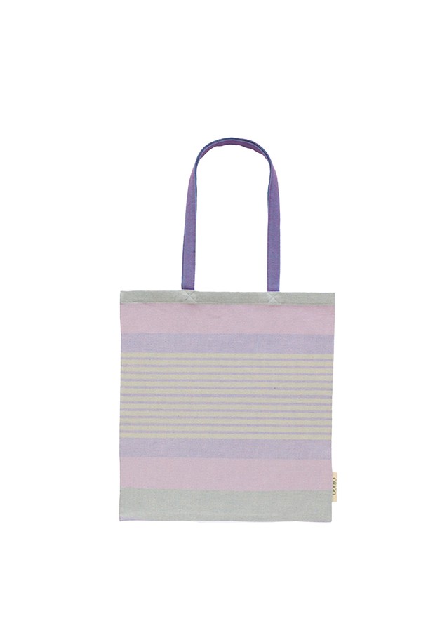 [오리고] 에코백 오가닉코튼 드리미데이 2종은 여성용 미디엄 사이즈 에코백입니다. 하늘색, 보라색, 푸른색, 베이지색, 분홍색, 미색 등 다채로운 색상 조합과 스트라이프 패턴으로 디자인되었습니다. 자연스러운 텍스처와 오후 하늘에서 영감을 받은 색감으로, 내추럴하고 드리미한 스타일을 연출합니다. 오가닉코튼 소재를 사용하여 친환경적이며, 핸드메이드 방식으로 제작되어 특별함을 더합니다. 동네 마실룩, 산책룩, 봄 소풍룩 등 일상에서 활용하기 좋으며, 미니멀하고 캐주얼한 스타일을 완성합니다.
