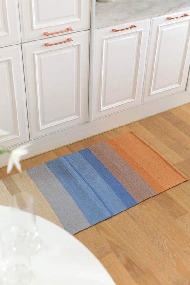 핸드메이드 면 주방매트 겸 다용도 러그 L 60x120cm 썬키스드워터는 부드러운 촉감의 핸드메이드 제품입니다. 미색, 푸른색, 하늘색, 황토색, 주황빛, 갈색 등 다채로운 컬러의 선염 면사를 사용하여 내추럴한 분위기를 연출합니다. 스트라이프 패턴과 3cm 두께로 제작되었으며, 주방, 현관, 베란다, 욕실, 침실, 아이방 등 다양한 공간에서 사용 가능합니다. 도트형 미끄럼 방지 기능과 먼지 날림이 적고, 피부 자극이 없어 안심하고 사용할 수 있는 러그 겸 매트입니다.
