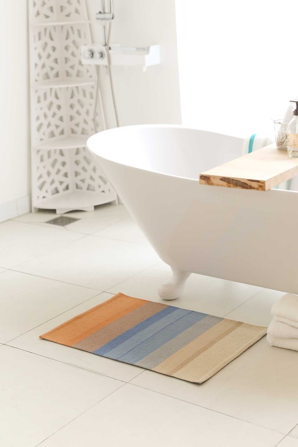 핸드메이드 면 발매트 겸 다용도 러그 S 50x70cm 썬키스드워터는 부드러운 촉감의 면과 폴리에스터 혼방 소재로 제작되었습니다. 3cm 두께감으로 폭신하며, 흡습 및 속건 기능으로 쾌적한 사용감을 제공합니다. 푸른색, 하늘색, 황토색, 주황빛, 갈색, 미색 등 다채로운 컬러의 스트라이프 패턴으로 욕실, 현관, 주방, 침실, 아이방, 베란다 등 다양한 공간에 활용할 수 있습니다. 뒷면 도트형 미끄럼 방지 기능으로 안전하며, 먼지 날림이 적어 위생적입니다. 선염 면사를 사용하여 제작된 핸드메이드 제품으로 피부 자극 없이 안심하고 사용할 수 있습니다.
