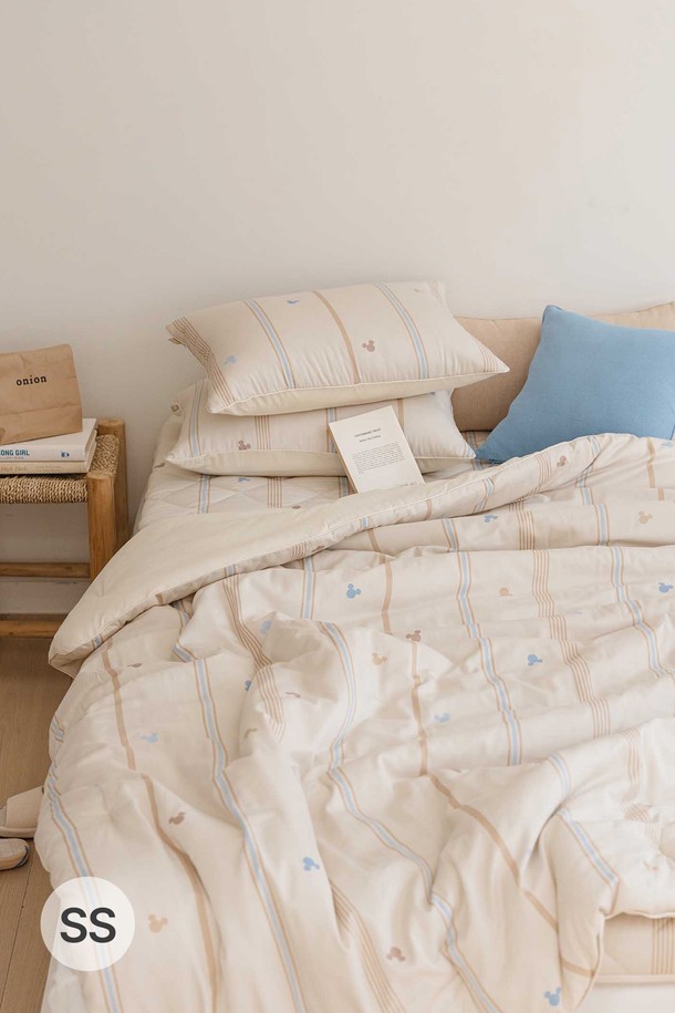 오리고 디즈니 미키 면모달 슬림 차렵이불 베개커버세트 SS는 실크처럼 부드러운 면모달 소재와 먼지가 적은 마이크로 화이바 충전재로 제작되어 포근하고 쾌적한 잠자리를 제공합니다. 사랑스러운 디즈니 미키 패턴과 리시안서스 핑크, 하프쌀 베이지 두 가지 색상으로 침실 분위기를 화사하게 연출하며, 6온스 두께로 사계절 내내 활용 가능합니다. 차렵이불과 베개커버로 구성되어 있으며, 베개는 패딩솜 처리가 되어 편안함을 더합니다.
