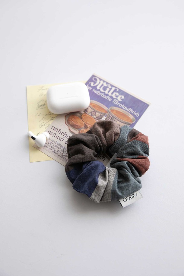 [오리고] 면 스크런치 4 color는 부드러운 20수 선염 면 소재로 제작되어 자연스러운 무드를 연출합니다. 클레멘타인, 코지프레임, 인디언블루, 브리즈 4가지 다채로운 색상으로 제공되어, 베이직하면서도 개성 있는 스타일을 완성할 수 있습니다. 풍성한 주름과 변형 없는 탄성 밴드로, 편안한 착용감을 선사하며, 일상 및 동네 마실, 산책룩에 잘 어울립니다. 친환경 소재와 안전한 염료 사용으로 안심하고 사용할 수 있습니다. 캐주얼, 미니멀 스타일을 선호하는 분들께 추천합니다.
