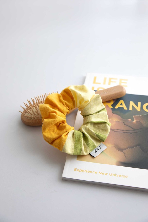 [오리고] 면 스크런치 4 color는 부드러운 면 소재로 제작되어 편안한 착용감을 선사합니다. 플레멘타인 피타맛, 코지 프레임, 인디안 블루 로반, 컬러오브브리즈 4가지 다채로운 색상으로 구성되어 있습니다. 탄력 있는 밴딩과 볼륨감 있는 디자인이 특징이며, 무지 패턴으로 어떤 스타일에도 잘 어울립니다. 선염 20수면을 사용하여 고급스러운 텍스처를 자랑하며, 알레르기 유발 물질, 포름알데히드, 중금속, 농약, 아조염료 걱정 없이 안심하고 사용할 수 있습니다. 캐주얼, 미니멀, 클래식 스타일을 즐기는 분들께 동네 마실룩, 카페룩, 집콕룩을 위한 완벽한 아이템입니다.
