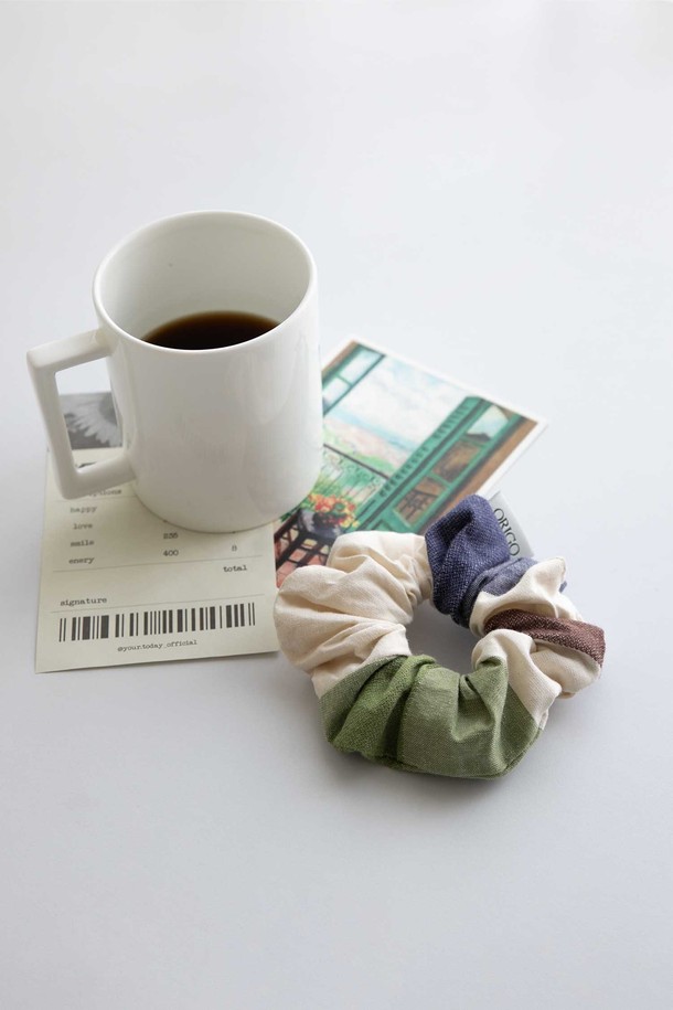 [오리고] 면 스크런치는 부드러운 면 소재로 제작되어 편안한 착용감을 선사합니다. 플레멘타인 피타맛, 코지 프레임, 인디안 블루 로반, 컬러오브브리즈 4가지 다채로운 색상으로 출시되어 스타일에 포인트를 더합니다. 수작업 직조로 완성되어 자연스러운 원단의 특징을 살렸으며, 풍성한 볼륨감을 연출해 줍니다. 캐주얼, 미니멀, 로맨틱 등 다양한 스타일을 소화하며, 동네 마실룩, 카페룩, 집콕룩에 매치하기 좋습니다. 한정 생산으로 소장 가치를 높인 면 스크런치로 헤어 스타일에 변화를 주세요.
