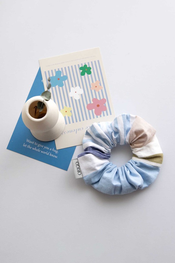 [오리고] 면 스크런치는 부드러운 면 소재로 제작되어 편안한 착용감을 선사합니다. 플레멘타인 피타맛, 코지 프레임, 인디안 블루 로반, 컬러오브브리즈 4가지 다채로운 색상으로 구성되어 있습니다. 손으로 제작된 원단과 자연스러운 컬러 차이, 볼륨감 있는 디자인이 특징이며, 신축성과 사이즈 조절 기능으로 누구나 편안하게 사용할 수 있습니다. 일상 및 카페, 동네 마실룩, 캐주얼 또는 미니멀 스타일 모두에 잘 어울리는 헤어 액세서리입니다. 내구성이 좋은 밴드를 사용하여 오랫동안 변함없이 사용할 수 있습니다.
