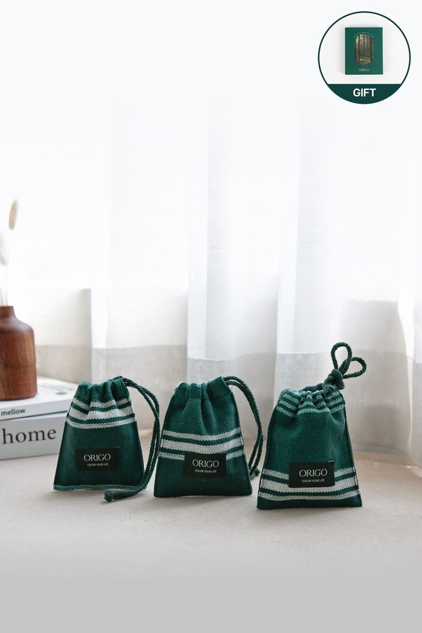 [오리고] 샤쉐 필더포레스트는 실내 및 차량 공간에 향기를 더해주는 방향제입니다. 유기농 수제 면 커버와 스트라이프 패턴 디자인이 특징이며, 그린과 화이트 컬러로 제공됩니다. 탑노트의 바질, 베르가못, 유자 향을 시작으로 미들노트의 민트, 파출리, 라임 향, 베이스노트의 샌달우드, 시더우드, 베티버 향까지 다채로운 향을 즐길 수 있습니다. 2-3개월 동안 은은하게 지속되며, 프리미엄 선물 패키지로 제공되어 선물용으로도 좋습니다. 친환경적이며 안전 인증을 받은 제품입니다.
