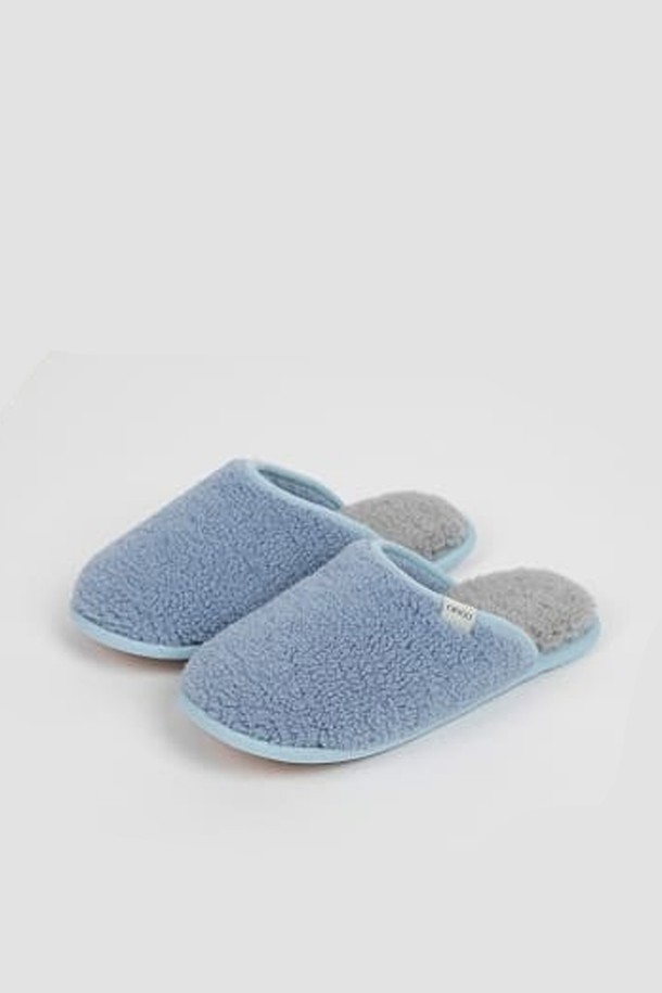 [오리고] 플리스 층간소음 실내화 홈 슬리퍼는 부드러운 플리스 소재와 이중 플리스 구조로 가을, 겨울철 따뜻하고 포근한 착용감을 선사합니다. 라운드 앞코 디자인으로 편안함을 더했으며, 4가지 파스텔톤 컬러(파우더블루, 크림, 딥그린, 코랄)로 다양한 취향을 만족시킵니다. 1cm 굽의 플랫 디자인으로 실내 활동에 적합하며, 층간 소음 방지, 쿠션감, 미끄럼 방지 기능으로 편안함과 안전성을 높였습니다. 집콕룩, 동네 마실룩 등 캐주얼하고 미니멀한 스타일에 매치하여 활용하기 좋습니다.
