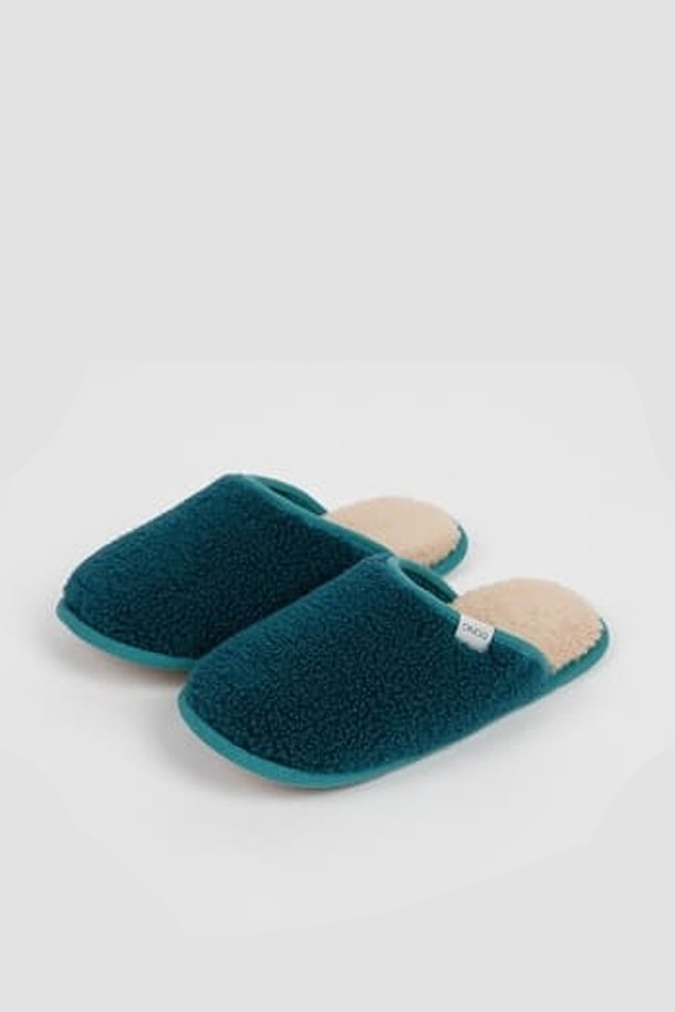 [오리고] 플리스 층간소음 실내화 홈 슬리퍼는 부드러운 폴리에스터 플리스 소재와 이중 레이어 플리스 안감으로 제작되어 가을, 겨울 시즌 따뜻하고 포근한 착용감을 선사합니다. 라운드 앞코 디자인과 4가지 파스텔톤 컬러(파우더블루, 크림, 딥그린, 코랄)는 미니멀, 캐주얼, 클래식 스타일을 모두 소화하며 집콕룩, 동네 마실룩, 가을 나들이룩 등 다양한 TPO에 활용하기 좋습니다. 오픈형 디자인으로 편안하게 신고 벗을 수 있으며, 층간소음 방지, 논슬립 밑창, 쿠션감, 경량, 세탁 용이 등의 특징을 갖춰 실내에서도 쾌적하게 사용할 수 있습니다. 보온, 경량, 소음방지, 쿠션 기능으로 편안함과 실용성을 모두 갖춘 실내화입니다.
