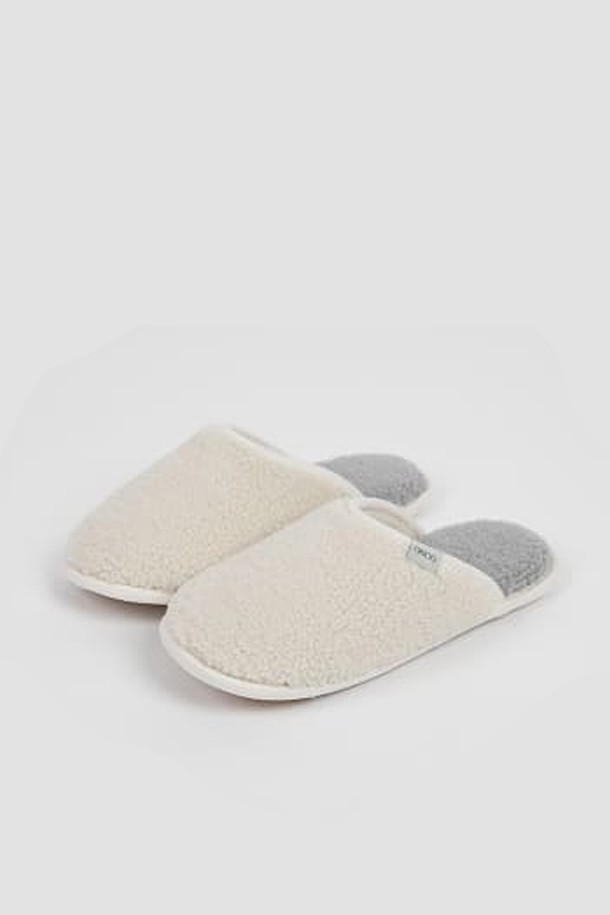 [오리고] 플리스 층간소음 실내화 홈 슬리퍼는 부드러운 플리스 소재와 이중 구조로 보온성을 높인 실내화입니다. 라운드 앞코 디자인에 파우더블루, 크림, 딥그린, 코랄 4가지 다채로운 색상으로 출시되어 취향에 맞게 선택할 수 있습니다. 가을, 겨울철 실내에서 편안하게 착용하기 좋으며, 층간소음 방지 및 논슬립 처리, 쿠션감으로 편안한 착용감을 제공합니다. 미니멀, 캐주얼, 클래식 스타일의 집콕룩, 겨울 데일리룩, 산책룩에 모두 잘 어울리는 실용적인 아이템입니다.
