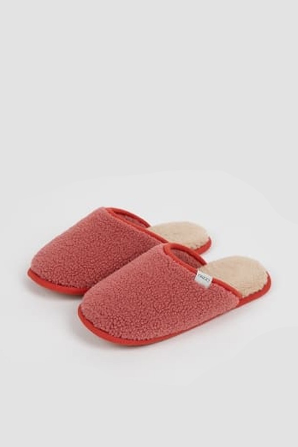 [오리고] 플리스 층간소음 실내화 홈 슬리퍼는 부드러운 플리스 소재와 층간소음 방지 기능으로 편안함과 안락함을 선사합니다. 라운드 앞코 디자인에 파우더블루, 크림, 딥그린, 코랄 4가지 다채로운 색상으로 출시되어 취향에 맞게 선택 가능합니다. 가을, 겨울 시즌에 어울리는 실내용 슬리퍼로, 이중 플리스 레이어와 논슬립 바닥 처리가 특징입니다. 미니멀, 캐주얼, 클래식 스타일을 즐기는 여성 및 남성 모두에게 집콕룩, 동네 마실룩, 가을 나들이룩을 완성하는 데 적합합니다. 가볍고 세탁이 용이하며 쿠션감으로 편안하게 착용할 수 있습니다.
