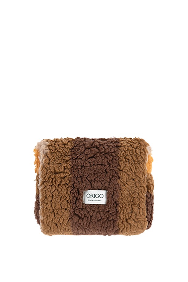 [오리고] 플리스 파우치는 부드러운 양털 질감과 마이크로 플리스 안감으로 포근함을 더한 여성용 파우치입니다. 미니 사이즈의 사각 디자인으로, 그린 칼데라레이크, 레드 샌디글로우, 그레이레오파드, 브라운 세피아레거시, 베이지샌드모스, 아이보리 플라베어, 퍼플 드리미데이 등 7가지 다채로운 컬러를 만나볼 수 있습니다. 지퍼형 잠금 방식으로 소지품을 안전하게 보관하며, 캐주얼, 클래식, 미니멀 스타일의 데이트룩, 카페룩, 여행룩에 잘 어울립니다. 내부 마이크로 플리스 라이닝은 정전기를 최소화하고 형태 유지력이 우수하며, 필링을 방지하여 오랫동안 사용할 수 있습니다. 레오파드 무늬와 퍼 장식이 디자인의 포인트입니다.
