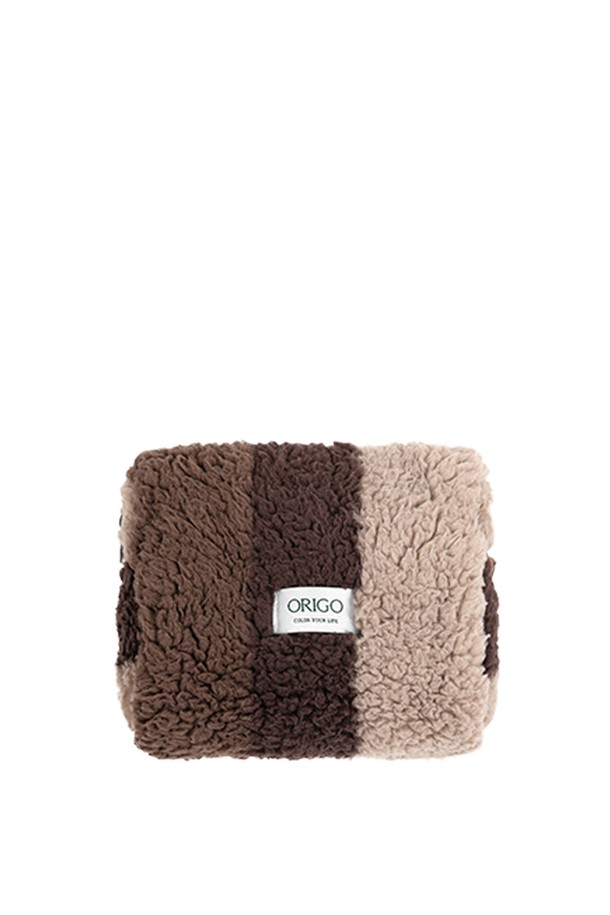 [오리고] 플리스 파우치 7 color는 부드러운 양모 질감과 포근함을 선사하는 미니 사이즈 파우치입니다. 그린, 레드, 그레이, 브라운, 베이지, 아이보리, 퍼플 7가지 다채로운 색상으로 출시되어 데이트룩, 겨울 데일리룩, 집콕룩 등 다양한 TPO에 활용 가능합니다. 마이크로 플리스 안감과 정전기 방지 기능, 세탁 후 형태 유지, 필링 최소화, 색상 이염 방지 등의 뛰어난 기능성을 갖춰 실용적입니다. 플리스 소재 특유의 따뜻함과 사각 디자인, 지퍼형 잠금 방식으로 미니멀, 캐주얼, 클래식 스타일을 모두 아우르는 매력적인 아이템입니다.
