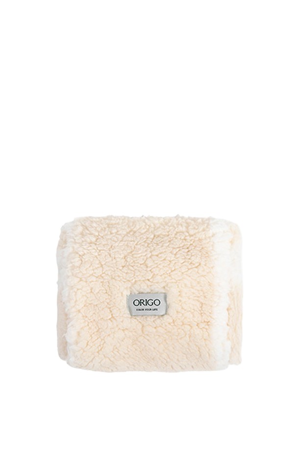 [오리고] 플리스 파우치는 부드러운 플리스 소재로 제작되어 포근한 촉감을 선사하며, 보온 기능으로 겨울철에도 유용하게 사용할 수 있는 미니 사이즈 파우치입니다. 7가지 다채로운 컬러(그린, 레드, 그레이, 브라운, 베이지, 아이보리, 퍼플)와 레오파드 패턴, 퍼 디자인 장식이 더해져 캐주얼, 클래식, 미니멀한 스타일에 모두 잘 어울립니다. 내부에는 마이크로파이버 안감을 사용하여 소지품을 안전하게 보호하며, 색상 이염을 최소화했습니다. 지퍼형 잠금 방식으로 내용물을 안전하게 보관하고, 보관용 파우치를 함께 제공하여 실용성을 더했습니다. 데이트룩, 카페룩, 겨울 데일리룩에 포인트를 더해보세요.
