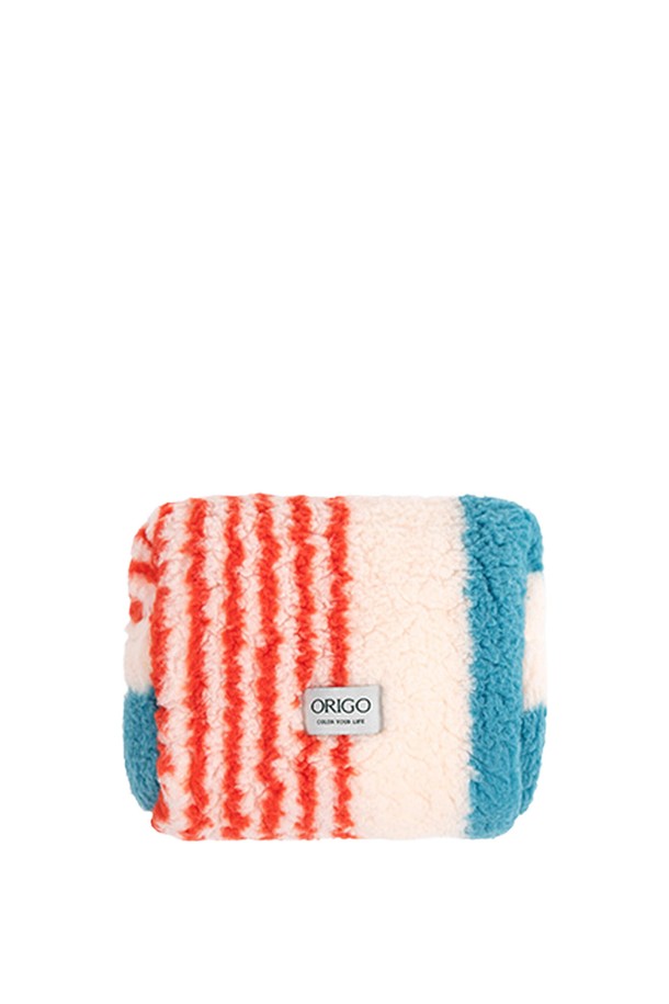 [오리고] 플리스 파우치는 부드러운 플리스 소재와 양털 텍스처로 포근함을 더한 스몰 사이즈의 파우치입니다. 7가지 다채로운 컬러(그린 칼데라레이크, 레드 샌디글로우, 그레이 레오파드, 브라운 세피아레거시, 베이지 샌드모스, 아이보리 플라베어, 퍼플 드리미데이)로 출시되어, 미니멀, 캐주얼, 클래식 스타일의 룩에 포인트를 줄 수 있습니다. 겉감은 폴리에스테르, 안감은 기모 극세사로 제작되어 정전기 방지 기능과 부드러운 촉감을 자랑하며, 보풀이 적고 형태 유지력이 뛰어나 실용적입니다. 지퍼형 잠금 방식으로 소지품을 안전하게 보관할 수 있으며, 산책룩이나 집콕룩에 편안하게 매치할 수 있습니다.
