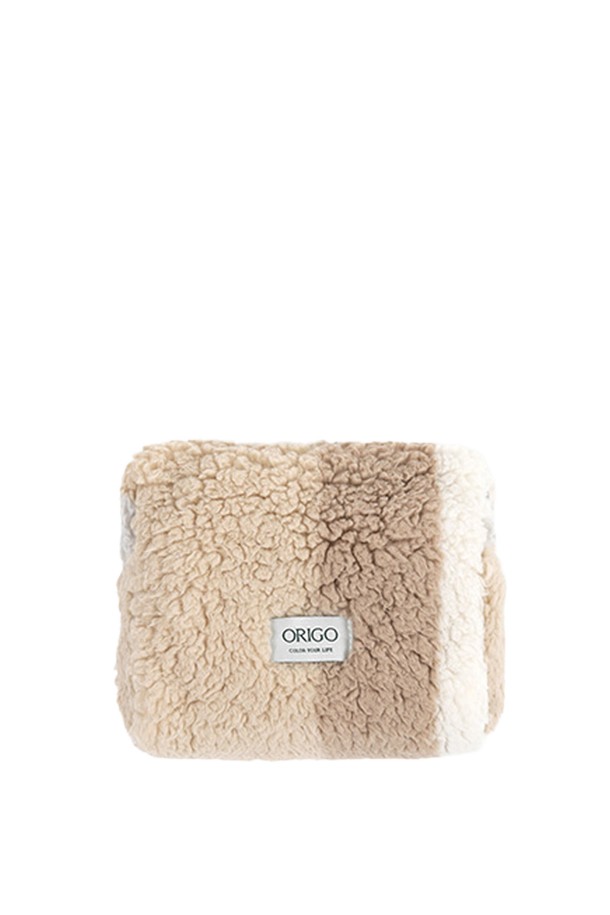 [오리고] 플리스 파우치 7 컬러는 부드러운 극세사 소재와 동글동글한 양털 텍스처로 포근함을 선사하는 파우치입니다. 그린 칼데라레이크, 레드 샌디글로우, 그레이 레오파드 등 다채로운 7가지 색상으로 출시되어, 캐주얼, 미니멀, 로맨틱 등 다양한 스타일을 연출할 수 있습니다. 소지품 보관에 용이하며, 이염을 최소화하는 기능과 함께 정전기 발생을 줄여 줍니다. 사각 형태에 지퍼 잠금 방식으로 디자인되었으며, 세탁 후에도 형태 변형이나 보풀 발생이 적어 실용적입니다. 동네 마실룩, 카페룩, 집콕룩 등 편안한 TPO에 잘 어울립니다.
