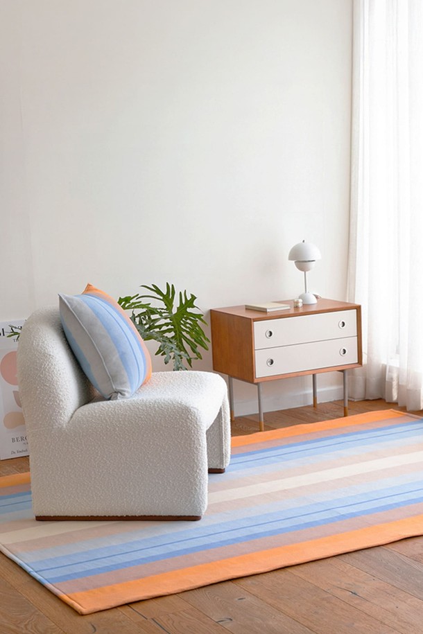 [오리고] 카페트 오가닉코튼 썬키스드워터 S (125x210cm)는 부드러운 촉감의 오가닉 코튼과 PE 소재를 사용하여 제작된 카페트입니다. 해질녘 수면을 모티브로 한 디자인과 스트라이프 무늬가 특징이며, 미색, 푸른색, 하늘색, 황토색, 주황빛, 갈색 등 다채로운 색상으로 구성되었습니다. 4중 구조로 제작되어 튼튼하며, 수제 직조 원단, 정전기 발생 억제, 먼지 날림 방지 기능으로 쾌적한 사용감을 제공합니다. 거실, 침실, 주방 등 다양한 공간에서 사계절 내내 활용 가능하며, 라텍스 미끄럼방지 도트가 있어 안전하게 사용할 수 있습니다.
