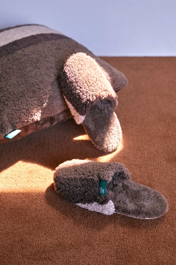 보온성이 뛰어난 플리스 소재의 와이드 실내화입니다. 부드러운 플리스 안감과 둥근 앞코 디자인으로 편안한 착용감을 제공합니다. 브라운, 핑크, 블랙, 그레이 4가지 색상으로 출시되어 취향에 맞게 선택 가능합니다. 굽 높이는 플랫이며, 오픈형 디자인으로 신고 벗기 편리합니다. 실내용으로 제작되어 집콕룩에 잘 어울리는 미니멀하고 캐주얼한 스타일의 실내화입니다.
