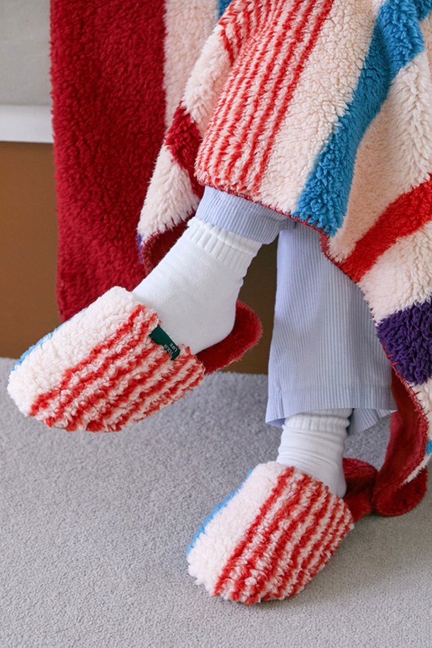 플리스 와이드 실내화 4 color는 부드러운 플리스 소재로 제작되어 포근한 착용감을 선사하는 여성 실내화입니다. 라운드 앞코에 오픈형 디자인으로 편안하게 신을 수 있으며, 집콕룩과 미니멀, 캐주얼 스타일을 연출하기 좋습니다. 레드, 블루, 핑크, 퍼플 4가지 다채로운 색상으로 구성되어 취향에 맞게 선택 가능합니다. 넓은 발볼로 제작되어 편안함을 더했으며, 사계절 내내 실내에서 활용하기 좋은 슬리퍼형 실내화입니다. 굽 높이는 플랫 형태로 안정감을 제공합니다.
