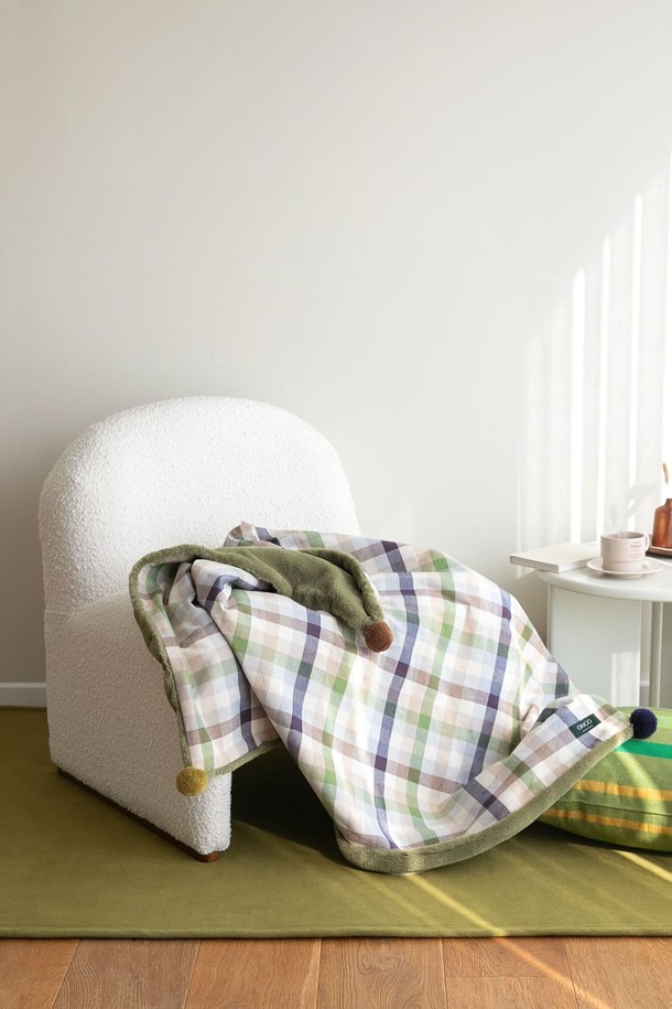 극세사 벨보아 니트방울 블랭킷 윌로우 체크는 부드러운 극세사와 벨보아 소재로 제작되어 포근함을 선사합니다. 윌로우 컬러의 체크 패턴이 따뜻하고 아늑한 분위기를 연출하며, 두꺼운 두께감으로 뛰어난 보온성을 제공합니다. 니트 방울 장식이 귀여움을 더하여 캐주얼한 스타일을 완성합니다. 가을과 겨울, 일상생활에서 담요 또는 블랭킷으로 활용하기 좋습니다.
