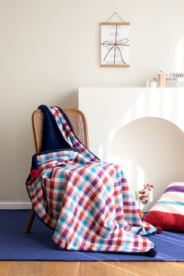 극세사(Microfiber) 벨보아(Velboa) 니트 방울 블랭킷 원더랜드 체크는 부드러운 극세사 소재와 벨보아 원단을 사용하여 포근한 감촉을 선사합니다. 레드, 블루, 화이트 세 가지 색상의 체크 패턴으로 디자인되어 따뜻하고 캐주얼한 분위기를 연출합니다. 두꺼운 두께감으로 가을, 겨울 침구로 사용하기 적합하며, 니트 방울 디테일이 돋보입니다. 보온 기능으로 추운 계절에도 따뜻함을 유지해 줍니다.
