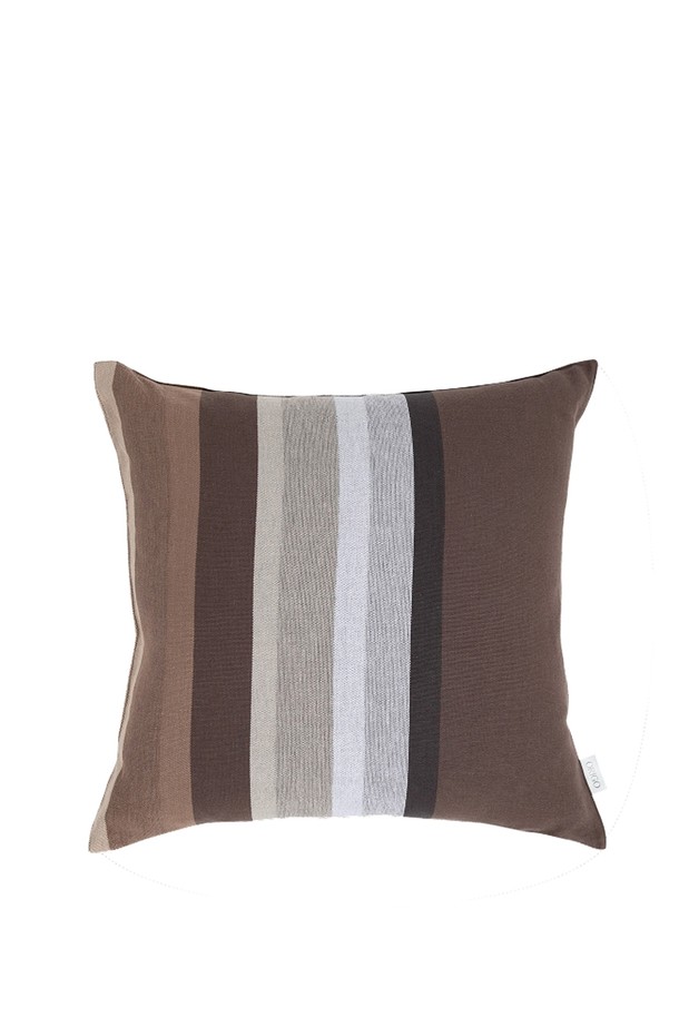 세피아 색상의 쿠션커버 오가닉 코튼 50X50 세피아 레거시입니다. 부드러운 오가닉 코튼 소재로 제작되어 편안한 사용감을 선사하며, 은은한 세피아 색상과 모던한 스트라이프 패턴이 조화롭게 어우러져 인테리어에 포인트를 더합니다. 50x50 사이즈로 다양한 쿠션에 활용 가능하며, 홈데코를 위한 완벽한 아이템입니다. 레거시 디자인으로 클래식하면서도 세련된 분위기를 연출합니다. 세피아, 브라운, 그레이, 화이트 4가지 색상으로 출시되어, 공간의 분위기에 맞춰 선택할 수 있습니다.
