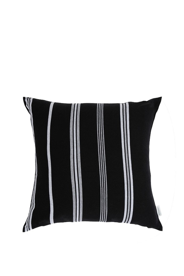 오가닉 코튼 소재의 쿠션커버 '사일런스 블랙' 50x50 사이즈입니다. 미니멀한 스타일의 블랙 컬러에 스트라이프 패턴으로 포인트를 주어 세련된 인테리어를 연출합니다. 부드러운 오가닉 코튼의 촉감으로 편안함을 더하며, 인테리어 쿠션으로 활용하기 좋습니다. 심플하면서도 감각적인 디자인으로 공간에 포인트를 더해보세요.
