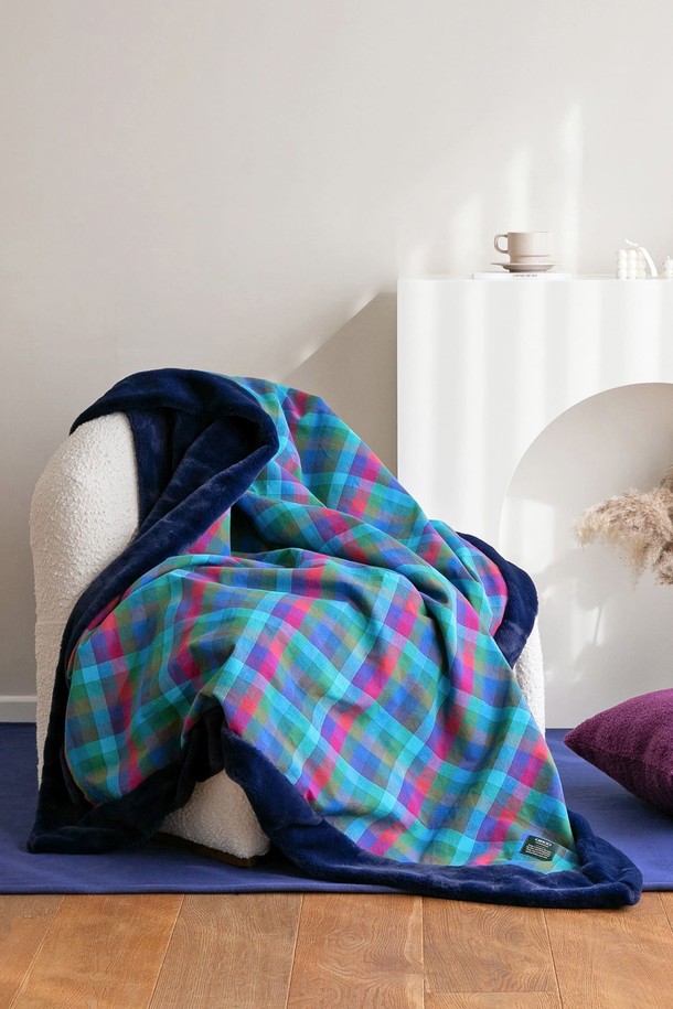 벨보아 블랭킷 오가닉코튼 L 이브닝글로우 체크는 부드러운 촉감의 오가닉코튼과 벨보아 소재를 사용하여 제작된 두꺼운 침구입니다. L 사이즈로 넉넉하게 사용 가능하며, 네이비, 핑크, 블루, 그린 등 다채로운 이브닝글로우 체크 컬러를 제공합니다. 포근함을 더하는 벨보아와 피부에 닿는 면은 오가닉코튼으로 제작되어 부드럽고 편안한 잠자리를 선사합니다. 은은한 체크 패턴이 돋보이는 디자인으로 침실 분위기를 더욱 아늑하게 연출해 줍니다.
