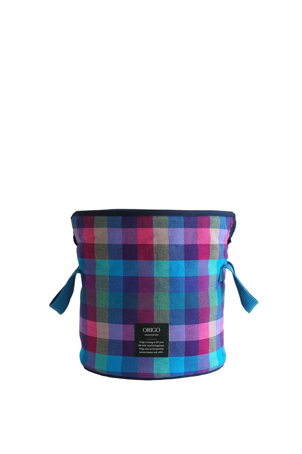 체크 패턴의 패브릭 수납 바스켓입니다. 블루, 퍼플, 핑크 3가지 컬러로 구성되어 다양한 공간에 포인트를 줄 수 있습니다. 부드러운 패브릭 소재에 귀여운 리본 손잡이가 달려있어 디자인적 요소를 더했습니다. 접이식 형태로 사용하지 않을 때는 간편하게 보관할 수 있으며, 넉넉한 수납 공간으로 정리 정돈에 용이합니다. 원통형 디자인과 양쪽 손잡이로 실용성을 높인 수납 바스켓입니다.
