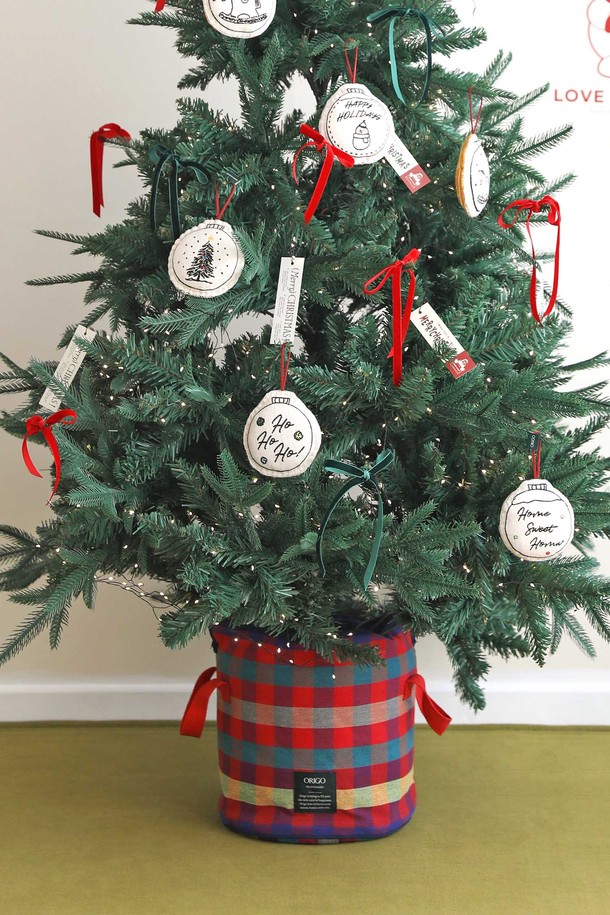 패브릭 수납 바스켓 3color는 수납, 정리, 장식 용도로 활용 가능한 실용적인 제품입니다. 부드러운 패브릭 소재로 제작되었으며, 3가지 색상으로 제공되어 다양한 공간에 어울립니다. 체크 패턴 디자인으로 포인트를 더했으며, 이동 가능하고 접이식으로 편리하게 사용할 수 있습니다. 바스켓 형태로 넉넉한 수납 공간을 제공하여 깔끔한 정리를 도와줍니다. 집 안 곳곳에서 수납, 정리, 장식용으로 활용할 수 있는 다용도 아이템입니다.
