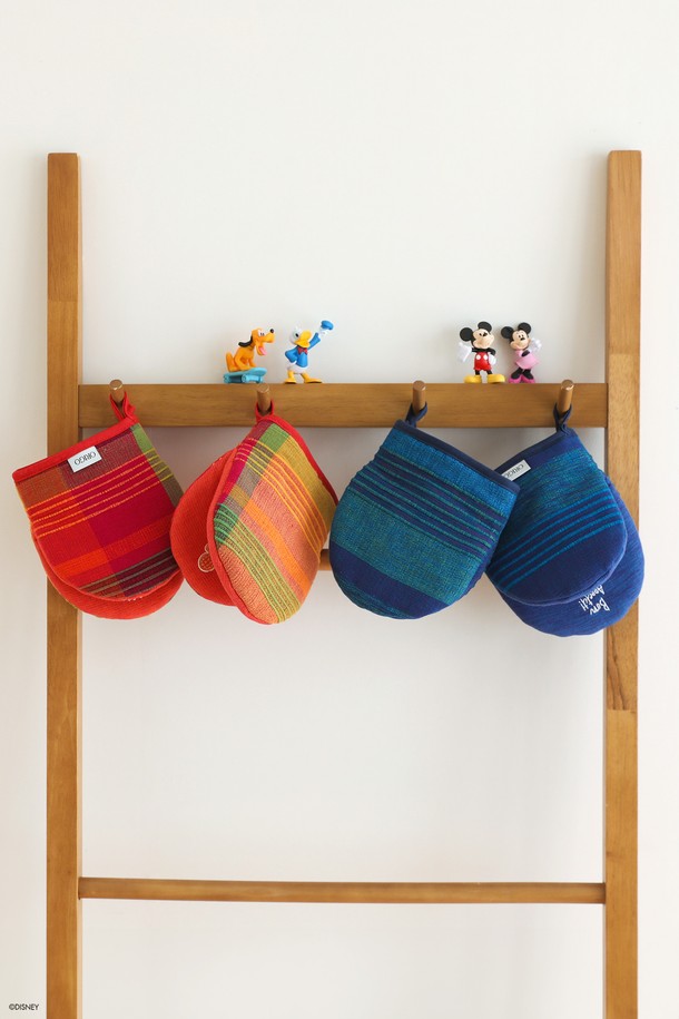 [오리고][디즈니] 미키 미니 주방장갑은 사랑스러운 디즈니 캐릭터 디자인으로 주방에 즐거움을 더합니다. 수공예 면과 유기농 면 소재를 사용하여 부드럽고 편안하며, 방열 기능을 갖춰 안전하게 요리할 수 있습니다. GOTS 인증을 받은 친환경 제품으로, 레드, 오렌지, 그린 3가지 색상 중 선택 가능하며, 귀여운 체크 및 캐릭터 패턴이 돋보입니다. (앞면: 14X16cm, 뒷면: 14X14cm)
