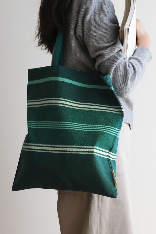 [오리고] 에코백 오가닉코튼 필더포레스트는 GOTS 인증을 받은 오가닉코튼으로 제작되어 친환경적인 가치를 더한 에코백입니다. 자연을 담은 포레스트 패턴과 랜덤으로 배치된 디자인은 개성 넘치는 스타일을 연출합니다. 수공예 면사를 사용하여 부드러운 질감을 살렸으며, 38cm x 37cm의 미디엄 사이즈로 쇼핑이나 일상생활에서 활용하기 좋습니다. 사각 형태의 디자인과 오픈형 잠금 방식으로 실용성을 높였으며, 2cm x 64cm 스트랩으로 편안하게 어깨에 멜 수 있습니다. 캐주얼, 미니멀, 에스닉 스타일의 쇼핑룩과 산책룩에 매치하여 자연스러운 멋을 더해보세요.
