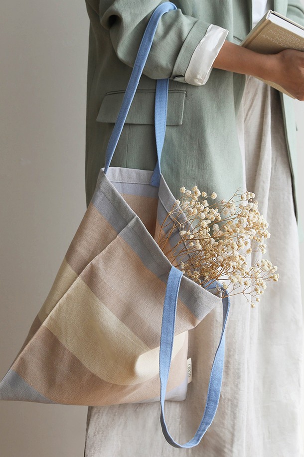 [오리고] 에코백 오가닉코튼 썬키스드워터 2종은 여성 및 남성 모두 사용 가능한 미디엄 사이즈의 에코백입니다. 블루와 베이지 두 가지 색상으로 제공되며, 오가닉 코튼 소재로 제작되어 부드러운 캔버스 두께감을 자랑합니다. A4 사이즈 수납이 가능하며, 손잡이가 있어 편리하게 사용 가능합니다. 미니멀하고 베이직한 디자인으로 쇼핑룩, 산책룩 등 다양한 TPO에 잘 어울립니다. GOTS 및 Oeko-tex Standard 100 인증을 받은 친환경 제품이며, 핸드메이드 수제 직조 방식으로 제작되어 내구성이 뛰어납니다.
